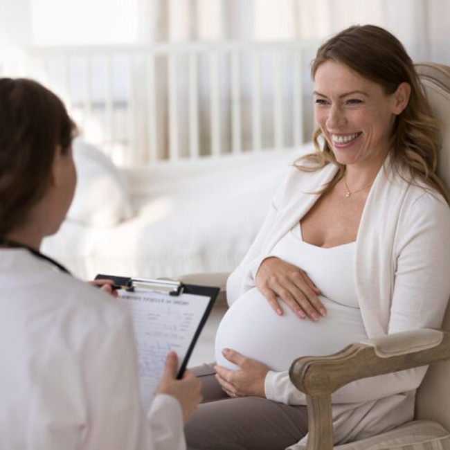 Medical technician consulting with a pregnant woman